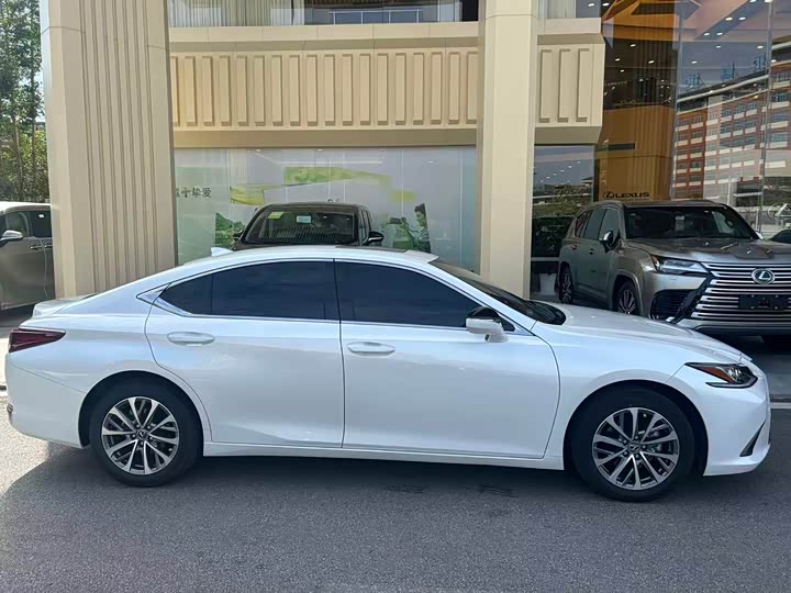 Фото 6 - Lexus ES