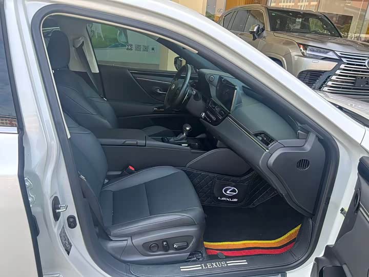 Фото 7 - Lexus ES