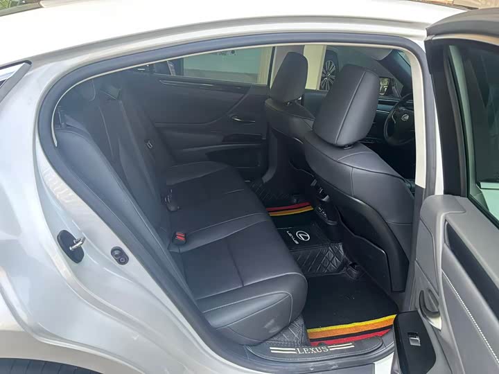 Фото 8 - Lexus ES