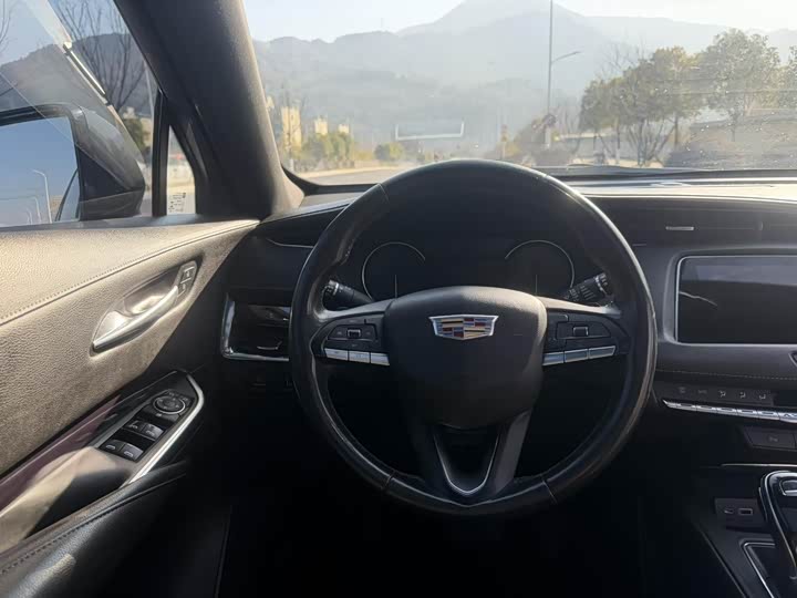 Фото 6 - Cadillac XT4