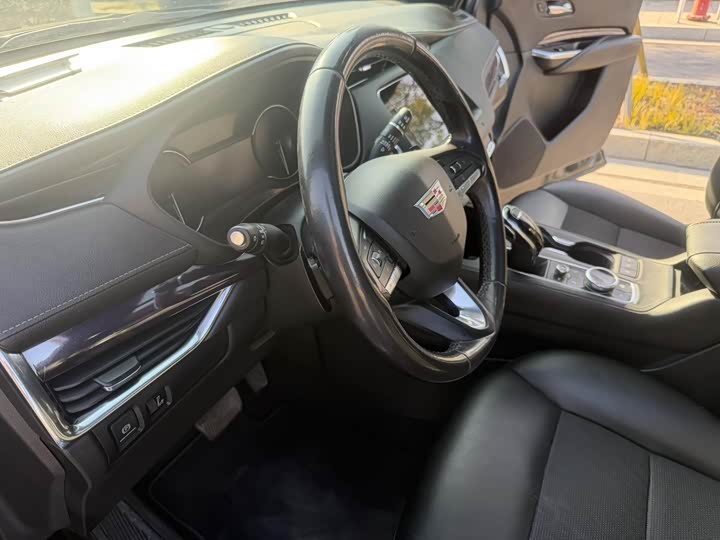 Фото 9 - Cadillac XT4