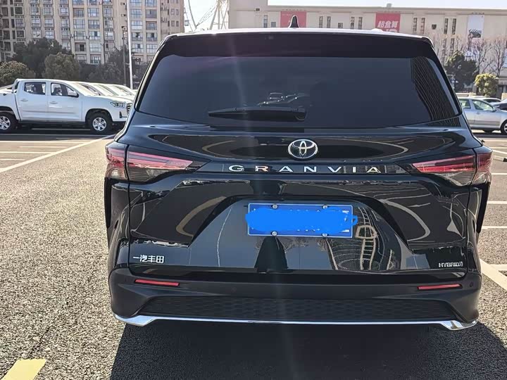 Фото 2 - Toyota Granvia