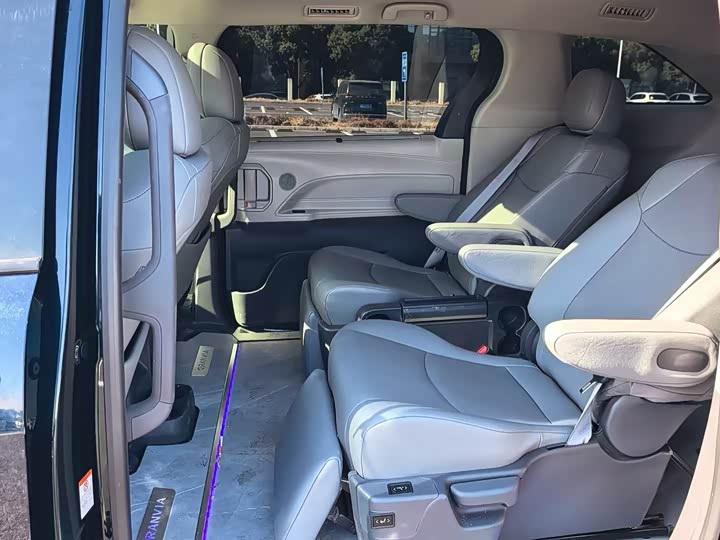 Фото 8 - Toyota Granvia