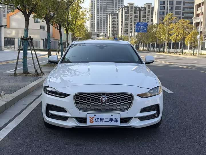 Фото 2 - Jaguar XE L