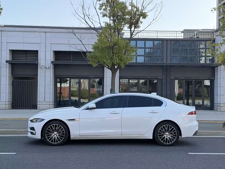 Фото 3 - Jaguar XE L