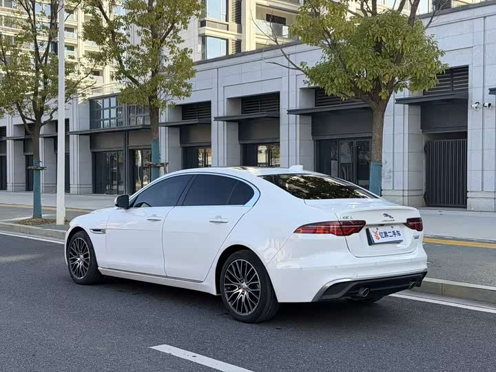 Фото 4 - Jaguar XE L