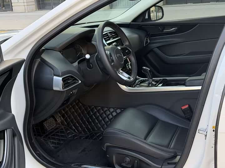 Фото 6 - Jaguar XE L