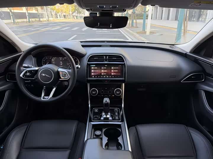 Фото 7 - Jaguar XE L