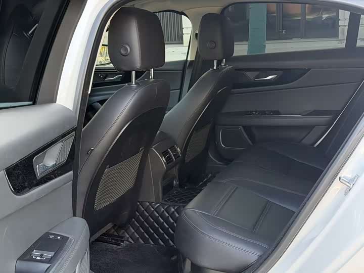 Фото 8 - Jaguar XE L