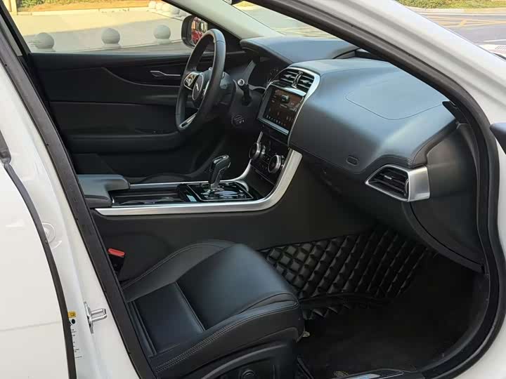 Фото 9 - Jaguar XE L