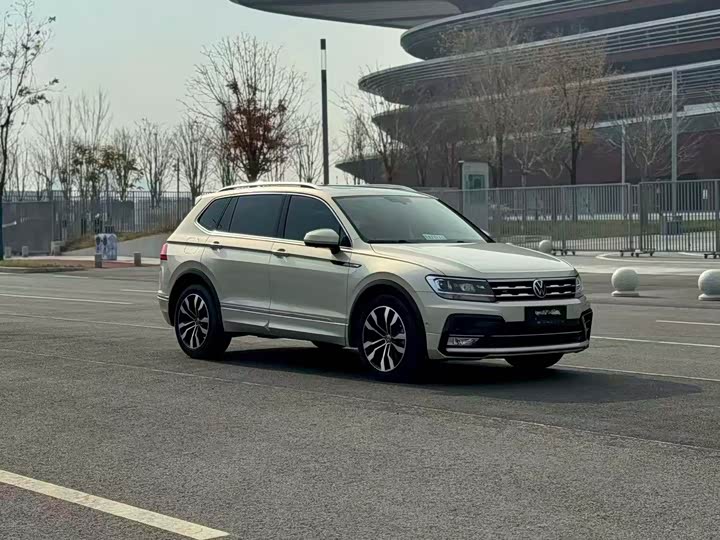 Фото 3 - Volkswagen Tiguan L Pro