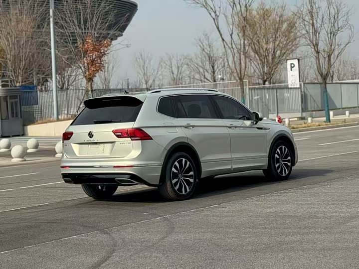 Фото 9 - Volkswagen Tiguan L Pro