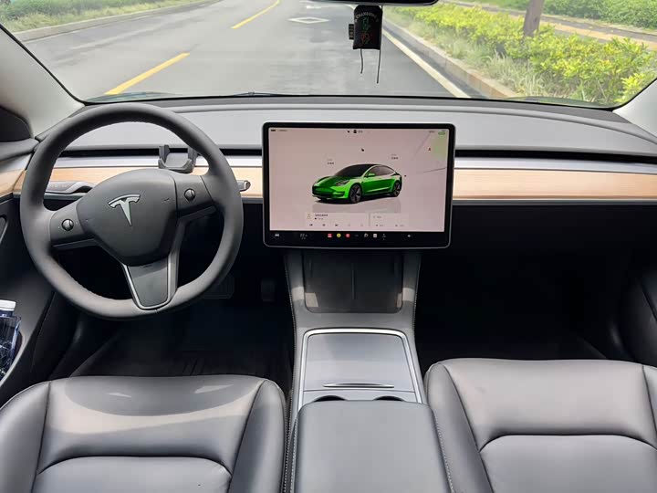 Фото 3 - Tesla Model 3