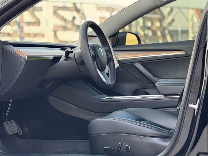 Фото 4 - Tesla Model 3