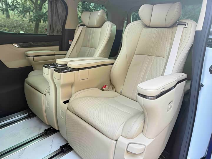 Фото 8 - Toyota Alphard