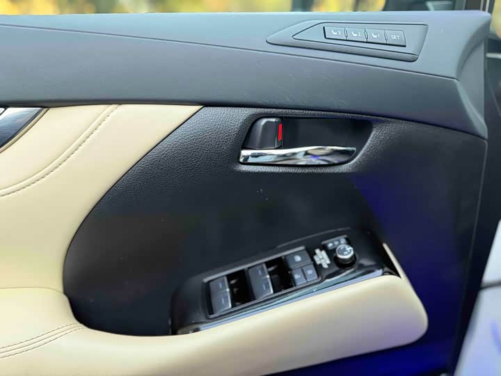 Фото 9 - Toyota Alphard