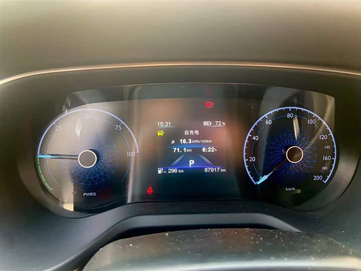 Фото 4 - Hongqi E-QM5