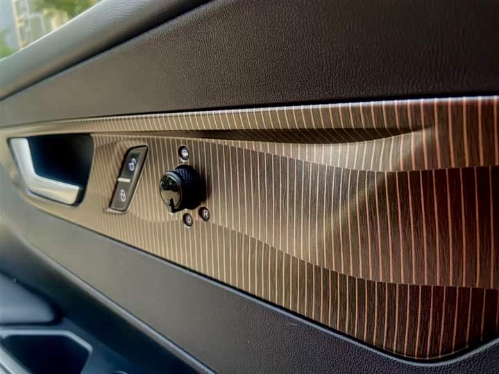 Фото 6 - Hongqi E-QM5