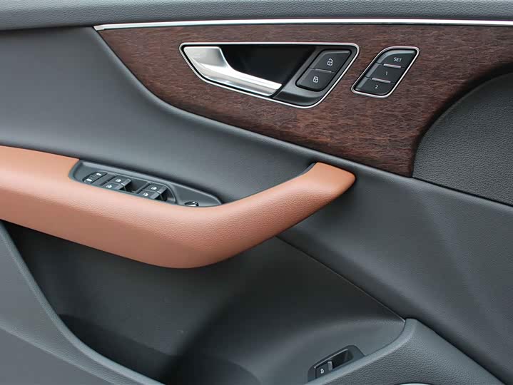 Фото 8 - Audi Q7