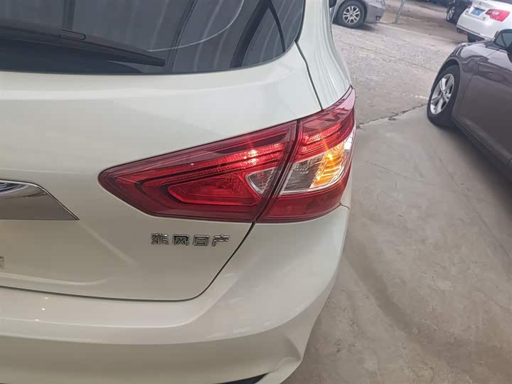 Фото 8 - Nissan Tiida