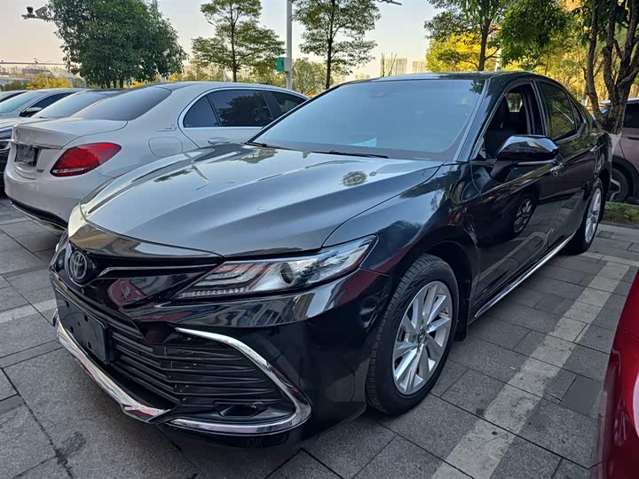 Фото 2 - Toyota Camry