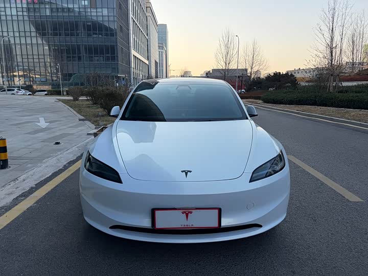 Фото 2 - Tesla Model 3
