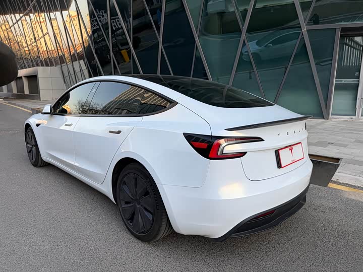 Фото 4 - Tesla Model 3