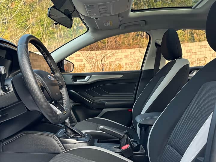 Фото 6 - Ford Focus