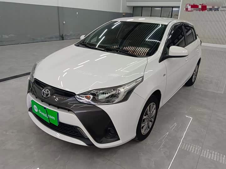 Фото 1 - Toyota Yaris L Hatchback