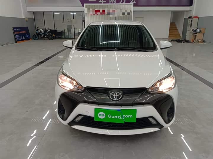 Фото 3 - Toyota Yaris L Hatchback