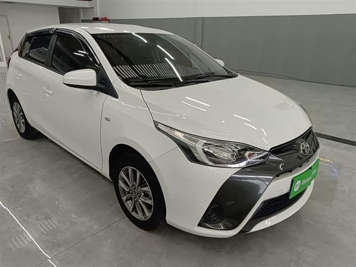 Фото 4 - Toyota Yaris L Hatchback