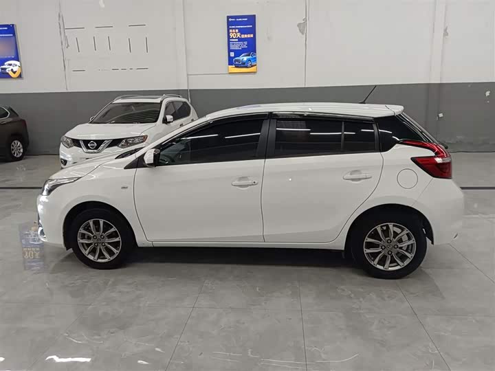 Фото 5 - Toyota Yaris L Hatchback