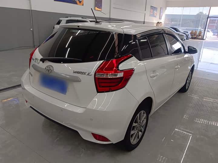 Фото 7 - Toyota Yaris L Hatchback