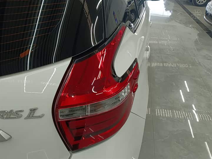 Фото 8 - Toyota Yaris L Hatchback