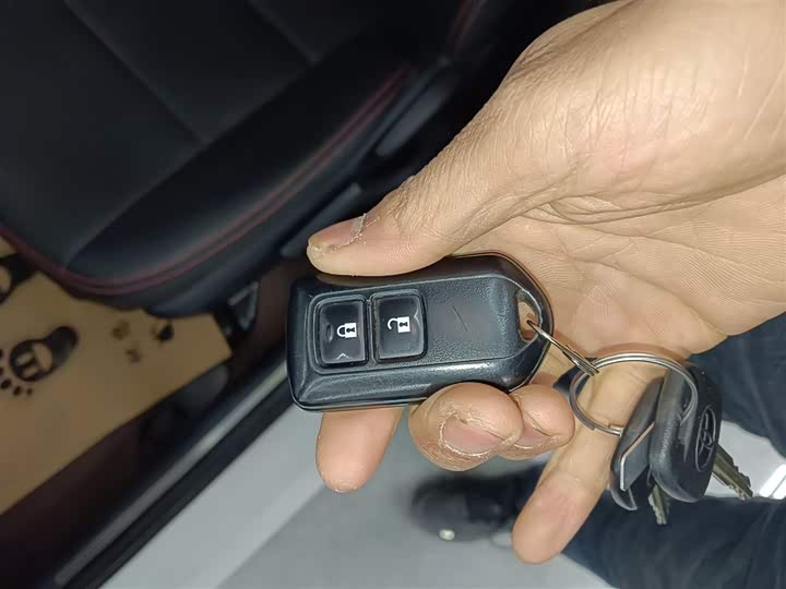 Фото 9 - Toyota Yaris L Hatchback