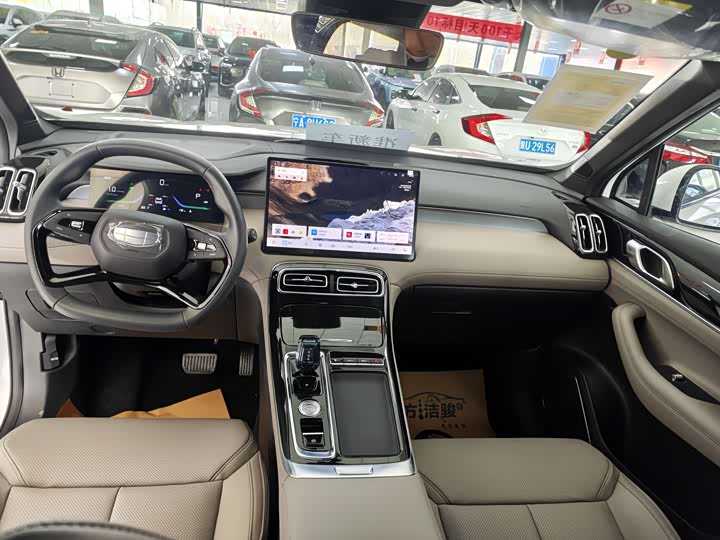 Фото 4 - Geely Atlas L
