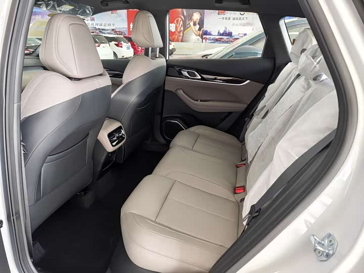 Фото 6 - Geely Atlas L