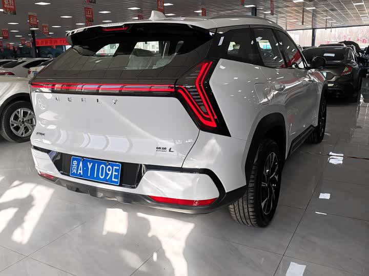 Фото 9 - Geely Atlas L