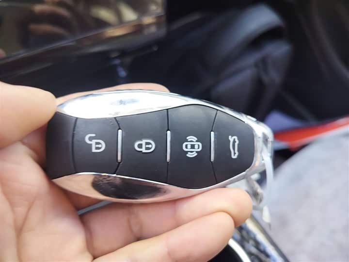 Фото 9 - Hongqi HS3 Hybrid