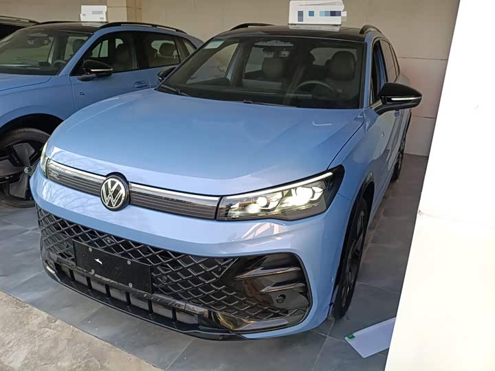 Фото 2 - Volkswagen Tiguan L Pro