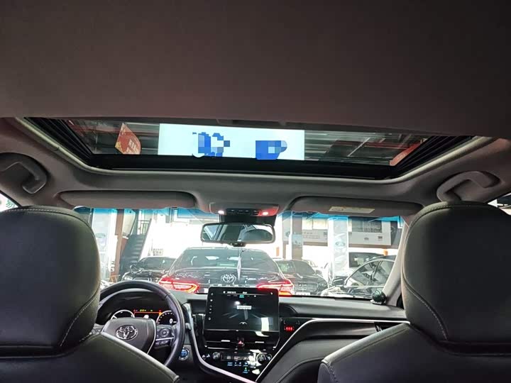 Фото 8 - Toyota Camry