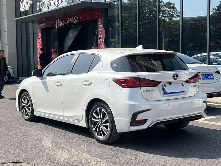 Фото 2 - Lexus CT 200h