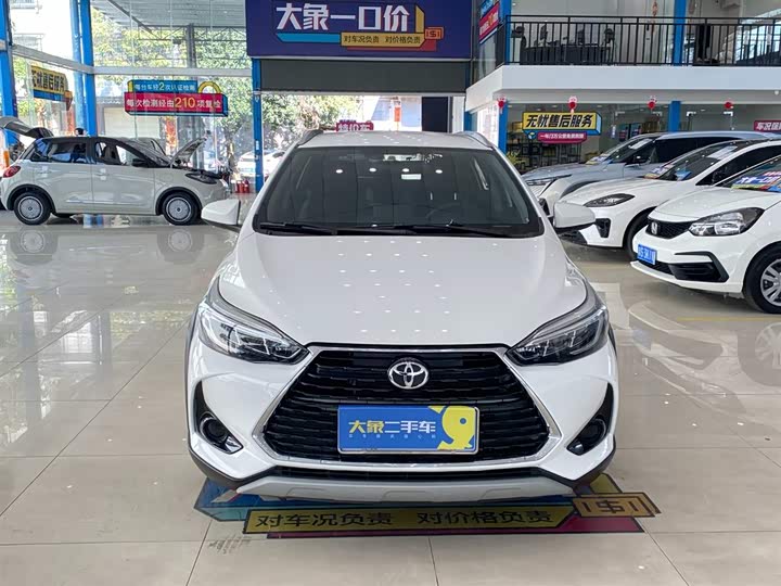 Фото 2 - Toyota Yaris L Hatchback