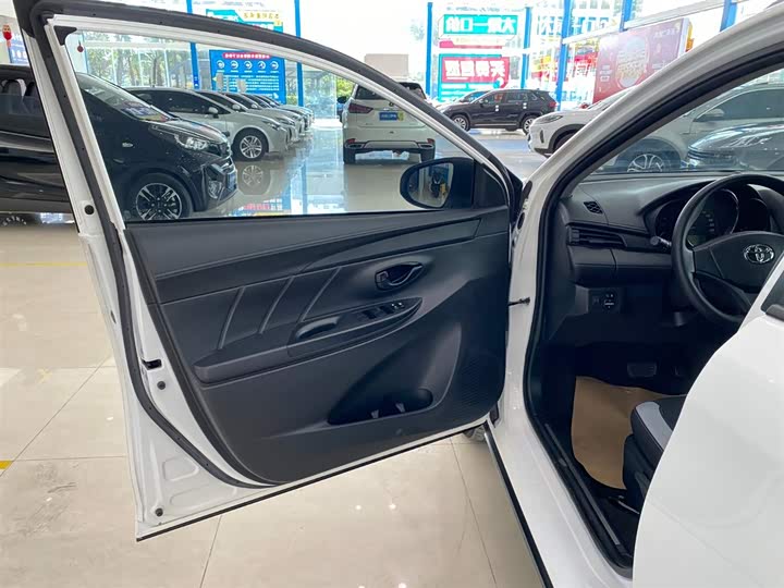 Фото 4 - Toyota Yaris L Hatchback