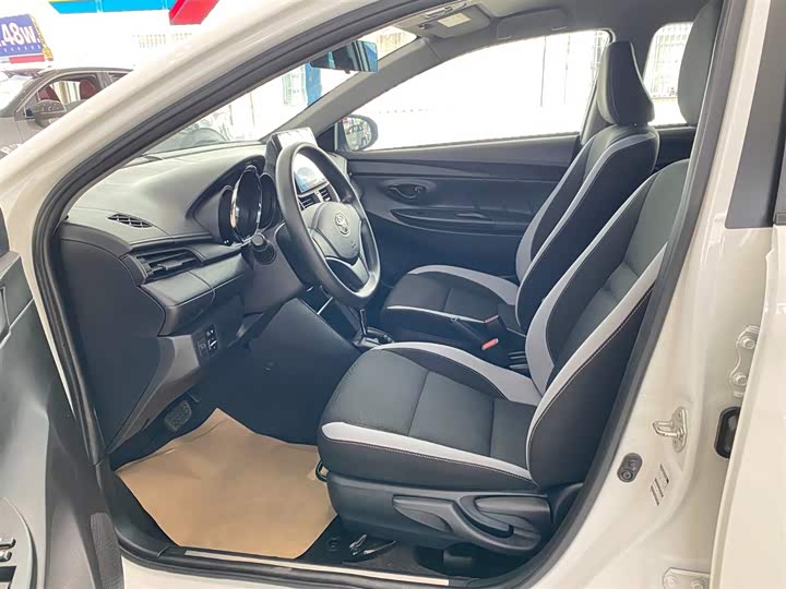 Фото 5 - Toyota Yaris L Hatchback