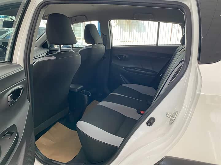 Фото 6 - Toyota Yaris L Hatchback