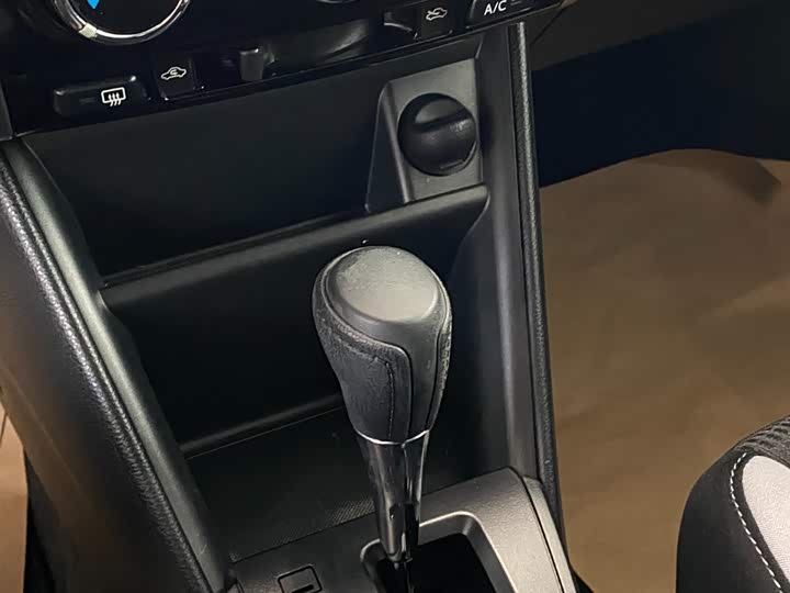 Фото 7 - Toyota Yaris L Hatchback