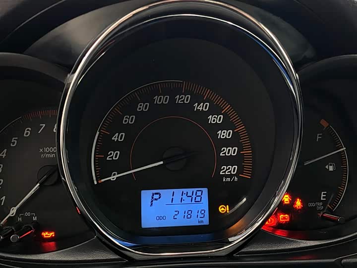 Фото 8 - Toyota Yaris L Hatchback