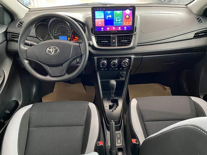 Фото 9 - Toyota Yaris L Hatchback