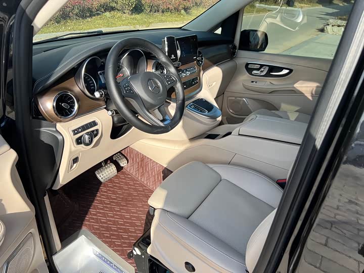 Фото 7 - Mercedes-Benz V-Class